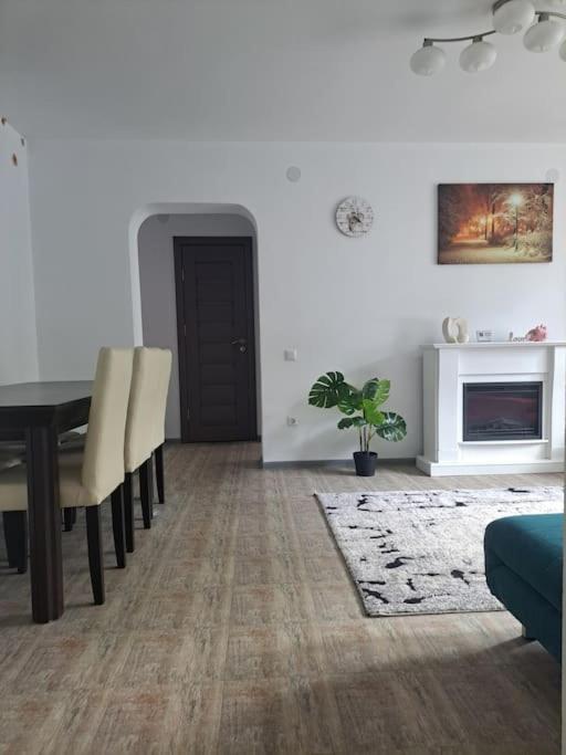 Casuta Cu Povesti Apartment กัมปีนา ภายนอก รูปภาพ